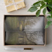 Große Baracken umgeben von großen Bäumen Seidenpapier (Geschenk)