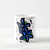 Große blaues Schwarz-Blumen Kaffeetasse (Mittel)