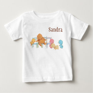 Große Braunbär-u. des Freund-Anteil-vier Stühle Baby T-shirt