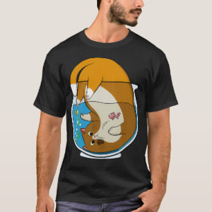 Große braune Katze im Aquarium mit bunten Fischen T-Shirt