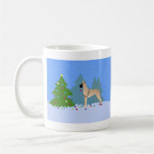 Große Däne, die einen Weihnachtsbaum im Wald dekor Kaffeetasse (Links)