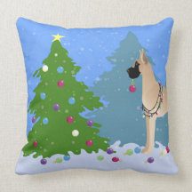 Große Däne, die einen Weihnachtsbaum im Wald dekor