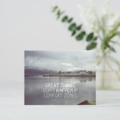 Große Dinge passieren nicht in der Komfortzone Postkarte (Stehend Vorderseite)