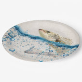 Große Fische springen aus blauem Wasser Pappteller (Schrägansicht)