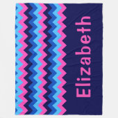 Große Fleece-Decke mit blauem rosa Chevron-Monogra Fleecedecke (Vorderseite)