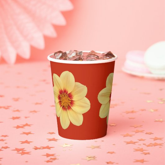 Große gelbe Dahlia auf rotem Blumenmuster Pappbecher (Insitu)