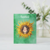 Große gelbe Sonnenblume mit Blick auf Mädchen auf  Postkarte (Stehend Vorderseite)