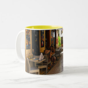 Große Gespräche in Nazare, Portugal Zweifarbige Tasse