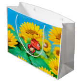 Große glänzende Geschenktasche schläfrig Ladybug i Geschenktüte (Rückseite Schrägansicht)