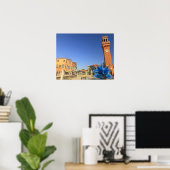 Große Glasstatue und Glockenturm, Italien Poster (Heimbüro)