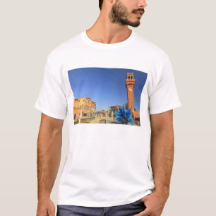 Große Glasstatue und Glockenturm, Italien T-Shirt