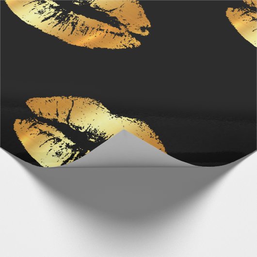 Große goldene Lippenküsse auf schwarzem Packpapier (Ecke)