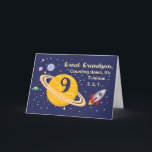 Große Grandson 9. Geburtstagsplaneten im Weltraum Karte<br><div class="desc">9 zu drehen ist aus dieser Welt,  besonders wenn es Ihr Urenkel ist! Raketenschiff,  Planeten und Sterne füllen die Vorderseite der Karte mit der Nachricht,  wie Sie zählen auf zu sagen Happy Birthday!</div>