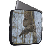 Große graue Eule im Wald Laptopschutzhülle (Vorne Rechts)
