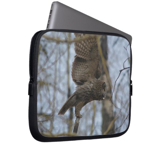 Große graue Eule im Wald Laptopschutzhülle (Vorne Rechts)