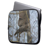 Große graue Eule im Wald Laptopschutzhülle (Vorderseite Links)