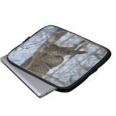 Große graue Eule im Wald Laptopschutzhülle (Vorne Knopf)