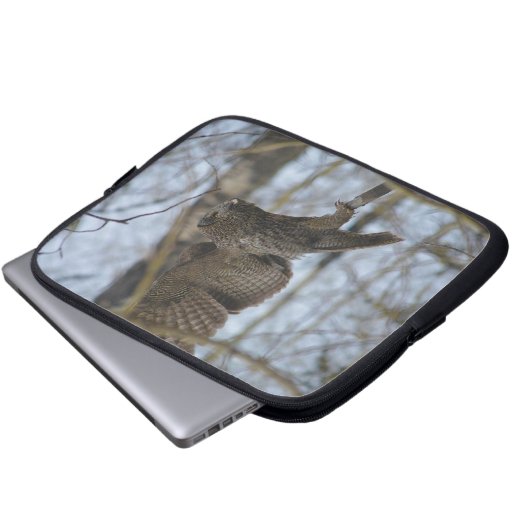 Große graue Eule im Wald Laptopschutzhülle (Vorne Knopf)