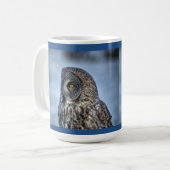 Große graue Eule und Schnee WildRaptor sitzen Kaffeetasse (Vorderseite Links)