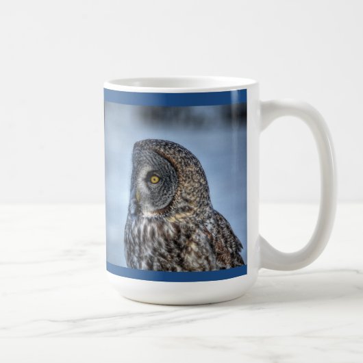 Große graue Eule und Schnee WildRaptor sitzen Kaffeetasse (Rechts)