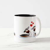 Große Grebes mit Haube in der Liebe Zweifarbige Tasse (VorderseiteRechts)
