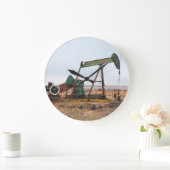 Große grüne Kampfflugzeuge auf dem Ölfeld Große Wanduhr (Zuhause)