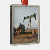 Große grüne Kampfflugzeuge auf dem Ölfeld Ornament Aus Metall (Rechts)