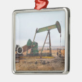 Große grüne Kampfflugzeuge auf dem Ölfeld Ornament Aus Metall (Links)