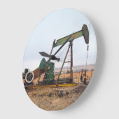 Große grüne Kampfflugzeuge auf dem Ölfeld Wanduhr (Winkel)