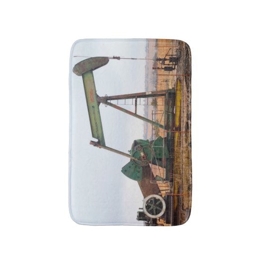 Große grüne Pumpjack auf dem Ölfeld Badematte (Vorderseite Vertikal)