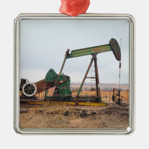 Große grüne Pumpjack auf dem Ölfeld Ornament Aus Metall