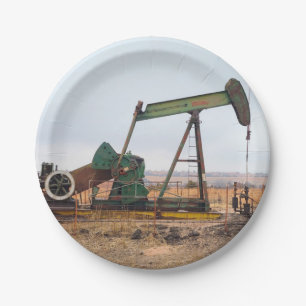 Große grüne Pumpjack auf dem Ölfeld Pappteller