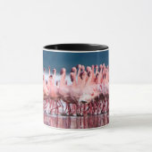 Große Gruppe kleiner Flamingos Tasse (Zentrum)