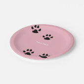 Große Hundetatzen-Drucke auf Rosa Pappteller (Schrägansicht)