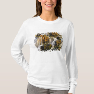 Große Insel, Hawaii. Kaskadierter Bach, Große Inse T-Shirt