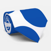 Große Kobalt-Polka-Punkte auf weißer Krawatte (Gerollt)