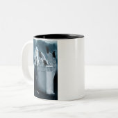 Große Krähen-Hexe-Tasse Zweifarbige Tasse (Vorderseite Links)