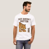 Größe kümmert mich nicht - Maus gegen Tiger Showdo T-Shirt (Vorne ganz)