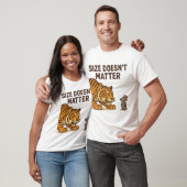 Größe kümmert mich nicht - Maus gegen Tiger Showdo T-Shirt (Unisex)