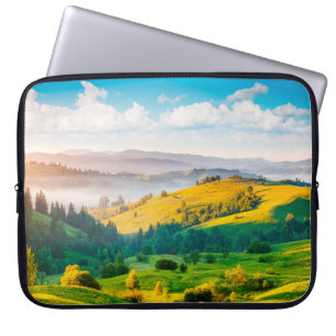 Große Landschaft im Morgenslicht. Loca Laptopschutzhülle