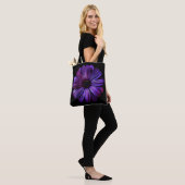Große lila Blume auf Schwarzem Tasche (Am Model)