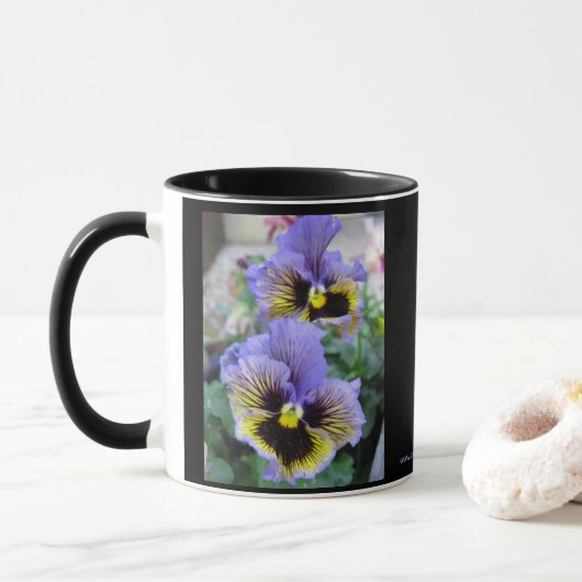 Große Lila Stiefmütterchen-Tasse 11 oz Tasse (Mit Donut)