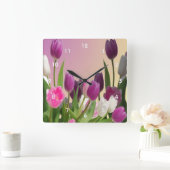 Große Lila und weiße Tulpen Quadratische Wanduhr (Zuhause)