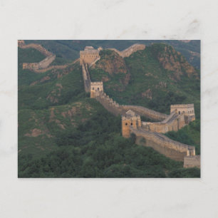 Große Mauer, die sich durch Berge windet. Postkarte