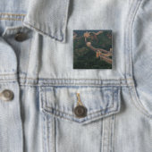 Große Mauer, die sich durch Berge zieht. Button (Beispiel)