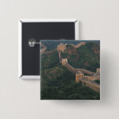 Große Mauer, die sich durch Berge zieht. Button (Vorne & Hinten)