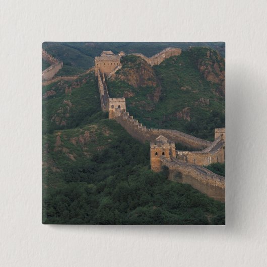 Große Mauer, die sich durch Berge zieht. Button (Vorderseite)