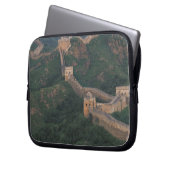 Große Mauer, die sich durch Berge zieht. Laptopschutzhülle (Vorderseite Links)