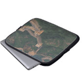 Große Mauer, die sich durch Berge zieht. Laptopschutzhülle (Vorne Knopf)