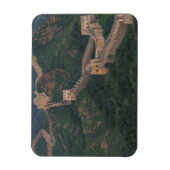 Große Mauer, die sich durch Berge zieht. Magnet (Vertikal)